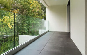 انواع شیشه بالکن: راهنمای کامل ریلی، تاشو، فریملس و دوجداره