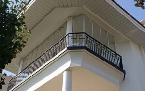 انواع شیشه بالکن: راهنمای کامل ریلی، تاشو، فریم‌لس و دوجداره