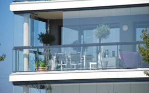 تفاوت شیشه بالکنی ریلی و ثابت