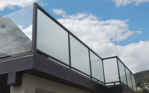 تفاوت شیشه معمولی و سکوریت در بالکن شیشه‌ای