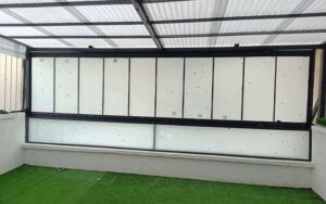 تفاوت شیشه بالکنی ریلی و ثابت