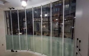 تفاوت شیشه معمولی و سکوریت در بالکن شیشهای