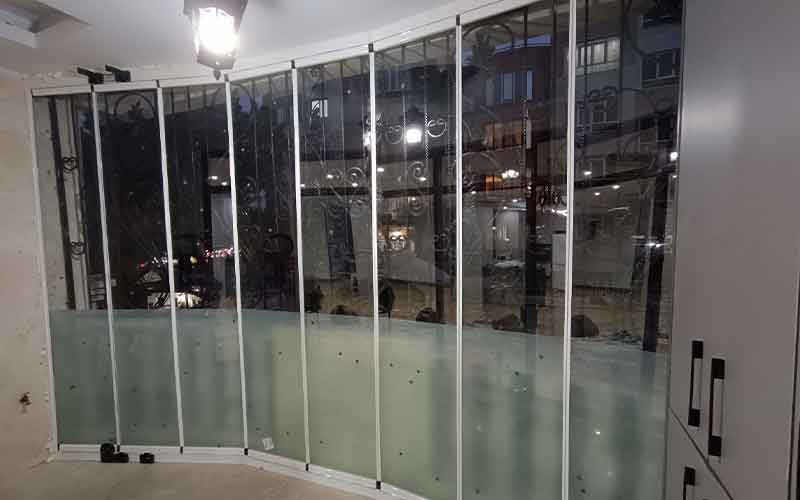 تفاوت شیشه معمولی و سکوریت در بالکن شیشه‌ای