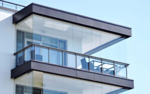 نواع مدل تراس شیشهای: فریملس، ریلی، تاشو (آکاردئونی)، گیوتینی و دوجداره