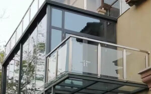 نصب شیشه بالکن: صفر تا صد اندازهگیری، زیرسازی و اجرای اصولی