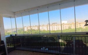 نصب شیشه بالکن: صفر تا صد اندازه‌گیری، زیرسازی و اجرای اصولی