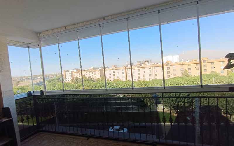 نصب شیشه بالکن: صفر تا صد اندازه‌گیری، زیرسازی و اجرای اصولی