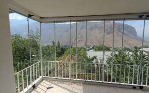 تفاوت شیشه ریلی بالکن و شیشه تاشو