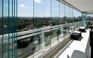 چگونه بالکن شیشه‌ای را عایق صدا کنیم؟