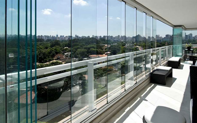 چگونه بالکن شیشه‌ای را عایق صدا کنیم؟