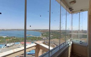 چگونه بالکن شیشه‌ای را عایق صدا کنیم؟