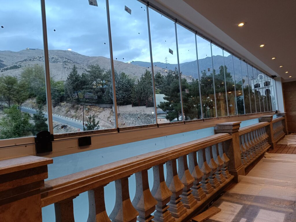 نمونه کار شیشه بالکنی 4